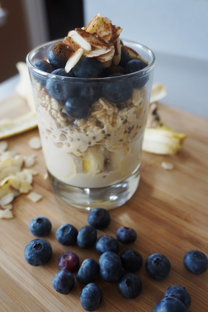 Blueberry almond overnight oats for busy people. Get 10 more easy and quick breakfast recipes ideas that can get ready in less than 10 minutes. 