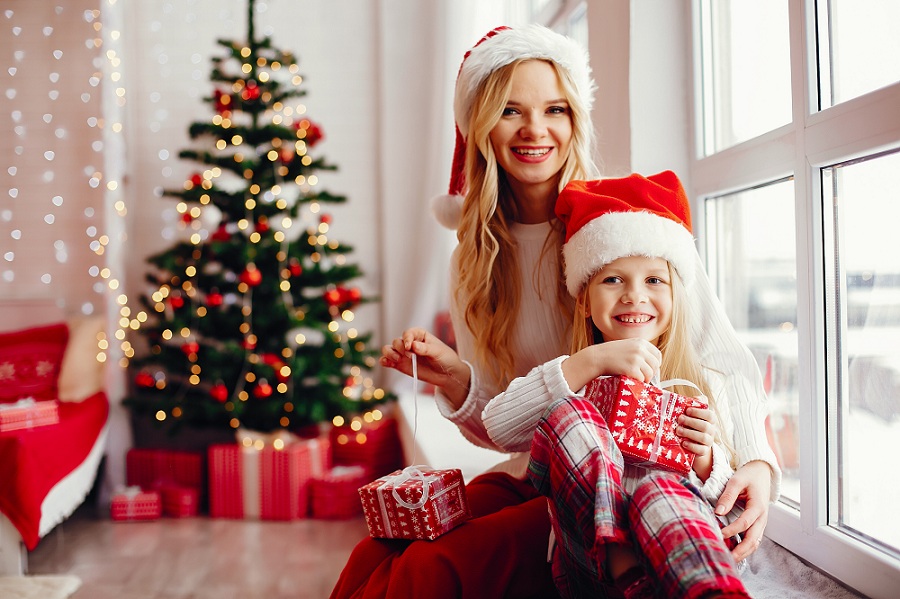 Find 25 cute Christmas messages for your family and friends. Send your love and blessings through these heartwarming Christmas and New Year wishes.