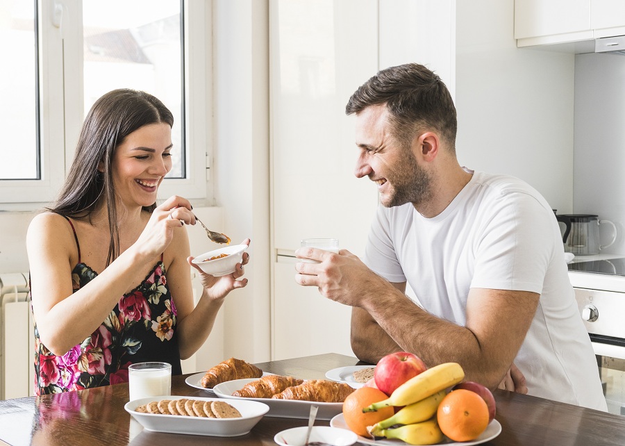 Eat with your loved one to avoid overeating. Find 16 more smart ways to copy from slim people to look super slim and sexy. 
