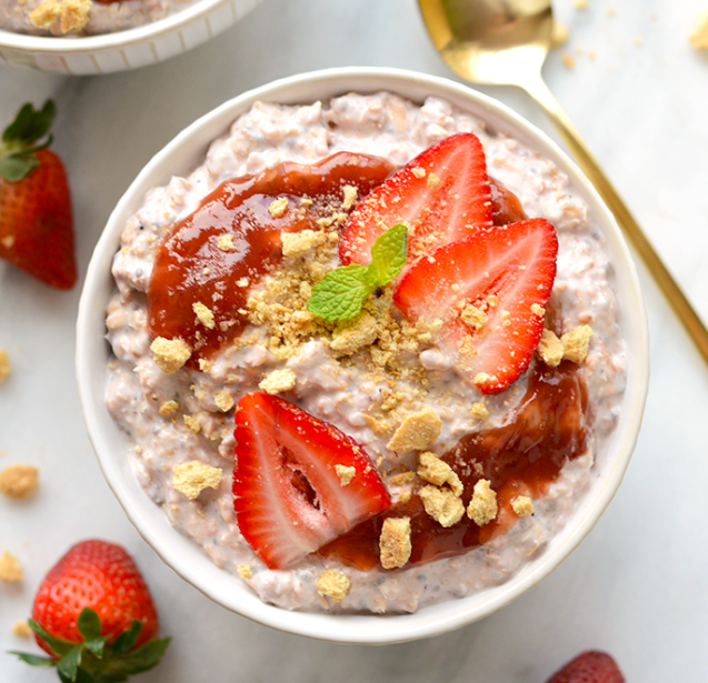 Strawberry overnight oats for your instant morning breakfast. Try 10 more low-calorie breakfast ideas for your weight loss and physical fitness.